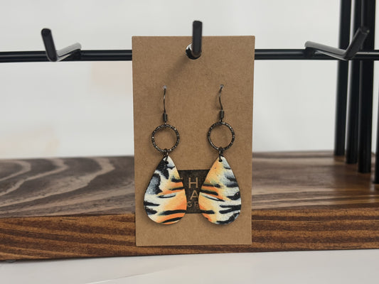 Tiger Etched Ring Dangle Earrings | The Oak & Grey